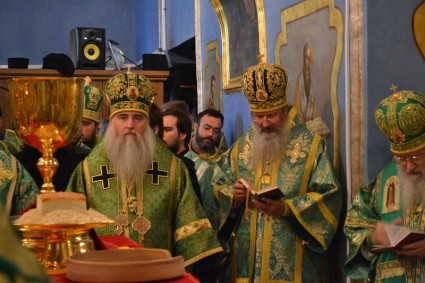 Божественная литургия в Сергиевском трапезном храме Свято-Троицкой Сергиевой лавры