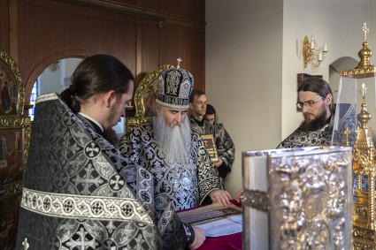 Литургия Преждеосвященных Даров на Архиерейском подворье – в храме в честь иконы Божией Матери «Утоли моя печали» г. Саратова