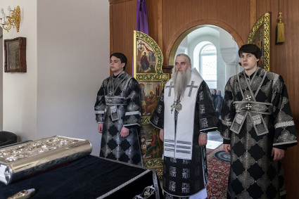 Литургия Преждеосвященных Даров на Архиерейском подворье — в храме в честь иконы Божией Матери «Утоли моя печали» г. Саратова