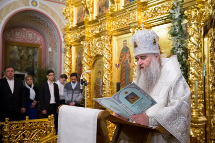 Божественная литургия в Свято-Троицком кафедральном соборе Саратова в праздник Рождества Христова