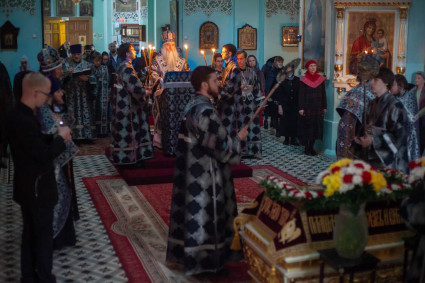 Вечерня с выносом Плащаницы Спасителя в храме в честь Сошествия Святого Духа г. Саратова