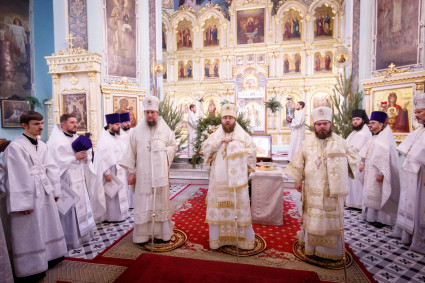 Соборное служение архиереев Саратовской митрополии в Свято-Духовском соборе Саратова