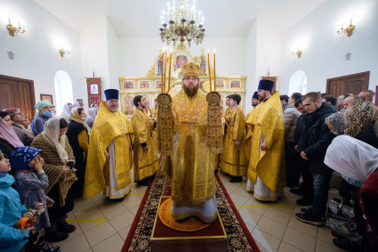 Митрополит Игнатий совершил Божественную литургию в Трехсвятительском храме г. Саратова