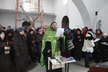 В строящемся храме во имя Александра Невского совершен молебен