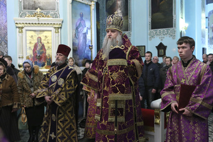 Божественная литургия в Духосошественском кафедральном соборе Саратова