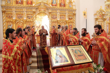 Божественная литургия в Свято-Троицком кафедральном соборе Вольска