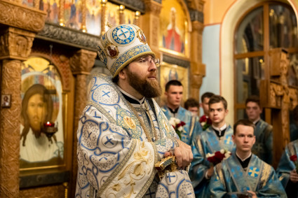 Митрополит Игнатий совершил ночную Божественную литургию в Вознесенско-Пантелеимоновском храме с. Усть-Курдюм