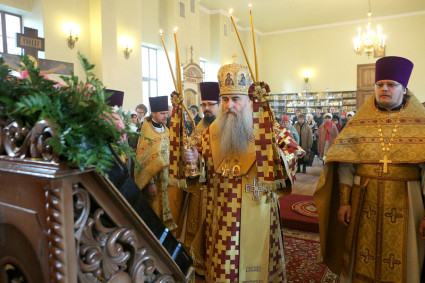 Божественная литургия на Архиерейском подворье — храме во имя преподобного Серафима Саровского города Саратова