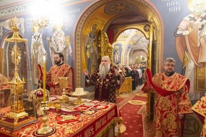 Митрополит Лонгин совершил пасхальное богослужение