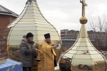 Освящены кресты и купола строящегося храма священномученика Германа Вольского