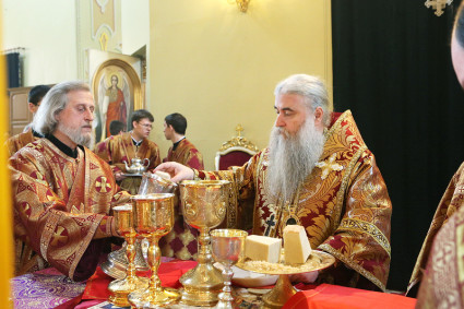 В Великий Четверг Митрополит Лонгин совершил Литургию Василия Великого и Чин умовения ног