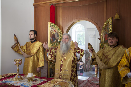 Божественная литургия на Архиерейском подворье — храме в честь иконы Божией Матери «Утоли моя печали» города Саратова