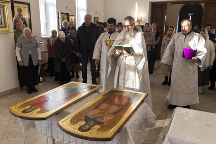 В саратовском храме апостола Иоанна Богослова освятили иконы для иконостаса