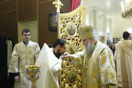 Божественная литургия на Архиерейском подворье — храме во имя преподобного Серафима Саровского г.Саратова