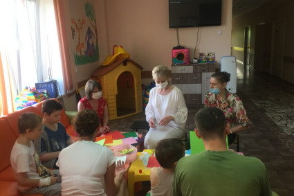 Волонтеры показали детям фильм о святых апостолах