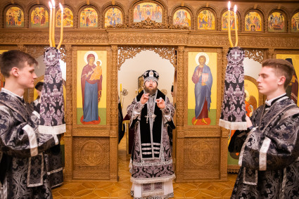 Митрополит Игнатий совершил ночную Литургию Преждеосвященных Даров в крестовом храме священномученика Гермогена, епископа Тобольского (Саратовского и Царицынского)