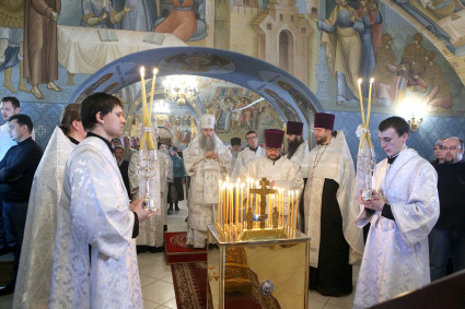 Крещальная Литургия и панихида в Свято-Троицком соборе Саратова