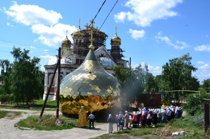 На Казанском храме Петровска установлен центральный купол