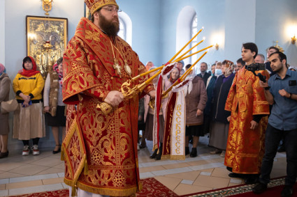 Митрополит Игнатий совершил Божественную литургию в храме в честь Покрова Пресвятой Богородицы г. Петровска