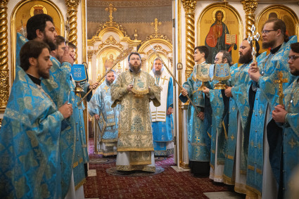 Митрополит Игнатий возглавил соборное архиерейское богослужение в Свято-Троицком кафедральном соборе г. Покровска (Энгельса)