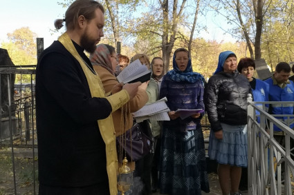 Волонтеры Саратовской епархии провели акцию на Воскресенском кладбище