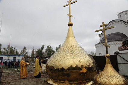 Освящены купола храма, строящегося в поселке Жасминный