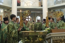 Божественная литургия в храме в честь Всех Святых, в земле Российской Просиявших г.Саратова