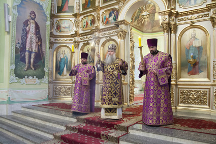 Всенощное бдение в храме в честь Покрова Пресвятой Богородицы г.Саратова