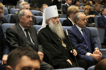 Митрополит Лонгин принял участие в пленарном заседании Гражданского форума