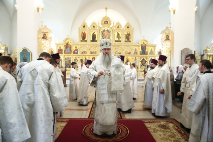 Божественная литургия и панихида в храме в честь Рождества Христова г.Саратова