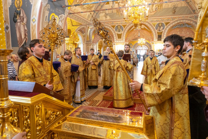 Митрополит Игнатий совершил Божественную литургию в Свято-Троицком кафедральном соборе г. Саратова