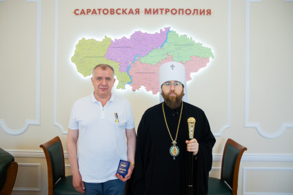 Митрополит Игнатий вручил награду Владимиру Зиновьевичу Высоцкому