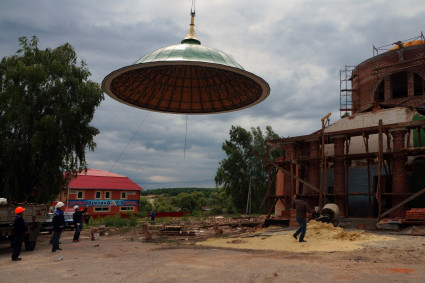 Священнослужители приняли участие в освящении куполов и крестов храма с. Павловка