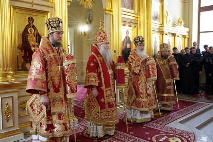 Божественная литургия на Архиерейском подворье — храме во имя святого апостола и евангелиста Иоанна Богослова при Саратовской православной духовной семинарии