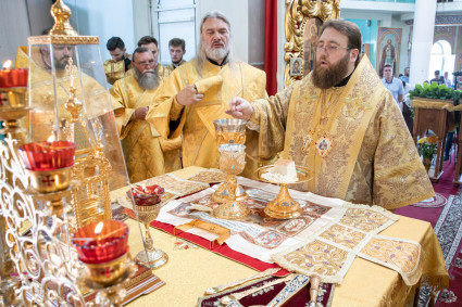 Митрополит Игнатий совершил Божественную литургию в храме Всех святых, в земле Русской просиявших, г. Саратова