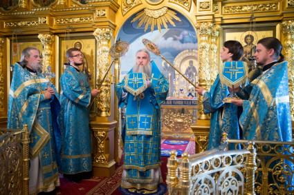 Литургия в Свято-Троицком кафедральном соборе Саратова