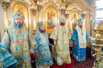 Соборное архиерейское богослужение в Свято-Троицком кафедральном соборе г. Покровска (Энгельса)