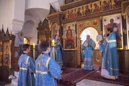 Божественная литургия на Архиерейском подворье — в храме в честь иконы Божией Матери "Утоли моя печали" г. Саратова