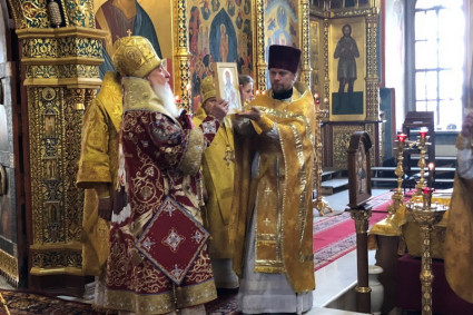 Саратовской епархии переданы в дар две иконы с частицами мощей священномученика Гермогена (Долганёва)