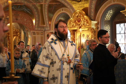 Вечернее богослужение с чтением акафиста Пресвятой Богородице в Свято-Троицком кафедральном соборе г. Саратова