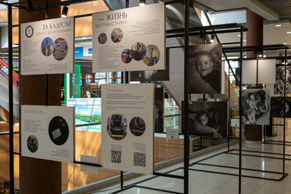В ТРЦ «Тау Галерея» прошел концерт в поддержку благотворительной фотовыставки