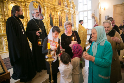 В Саратов доставлен Вифлеемский огонь