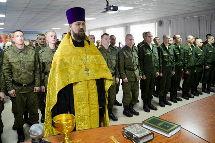 Священник принял участие в церемонии отправки новобранцев к месту службы