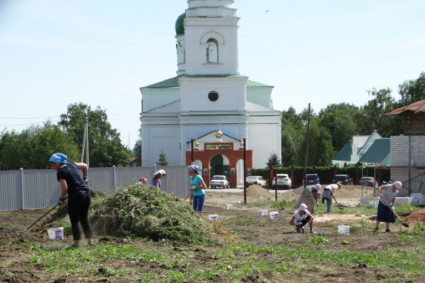 Прихожане Покровского храма Саратова помогли Свято-Сергиевскому женскому монастырю
