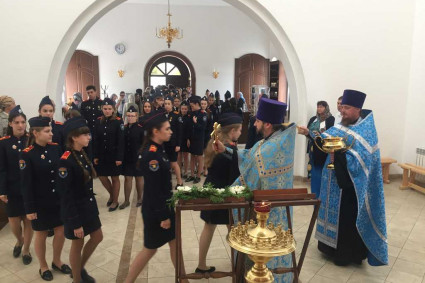 Воспитанники казачьих классов 43-й школы помолились перед началом учебного года