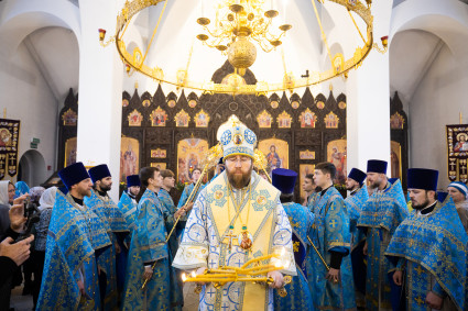 Митрополит Игнатий совершил Божественную литургию в Скорбященском храме г. Саратова