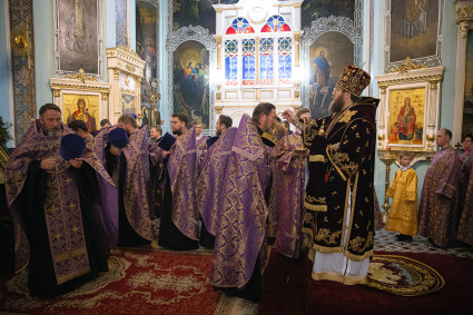 Митрополит Игнатий совершил всенощное бдение в Свято-Духовском соборе г. Саратова