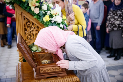 В Спиридоновском храме встретили ковчег с частицей мощей святителя Спиридона Тримифунтского
