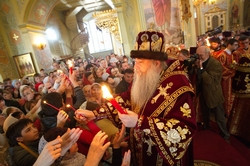 Благодатный огонь доставили на Пасхальную вечерню