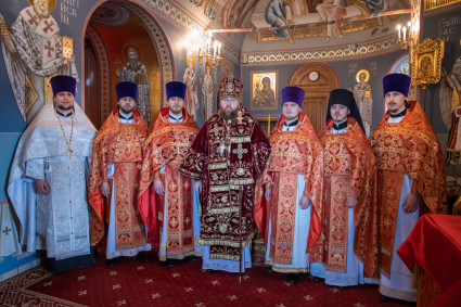 Митрополит Игнатий совершил Божественную литургию в Свято-Троицком кафедральном соборе Саратова